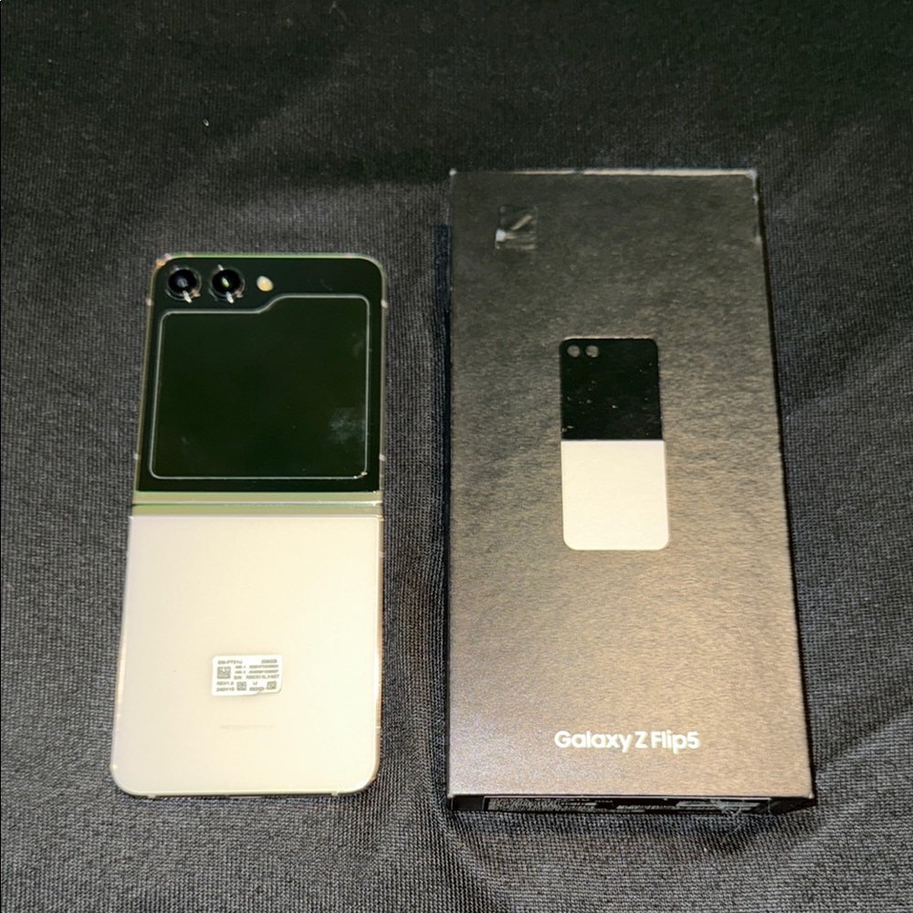 Samsung Galaxy Z Flip5 with Cases - Lavender